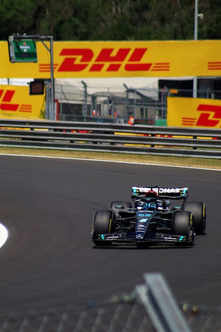 헝가리 Mogyorod에서 빠른 속도로 경주하는 Mercedes Formula 1 자동차.