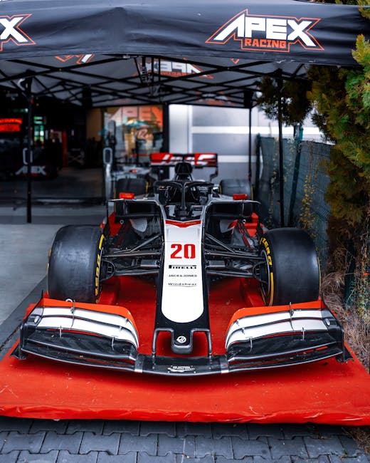 터키 앙카라의 Apex Racing 캐노피 아래에서 포뮬러 레이싱 자동차를 선보이고 있습니다.