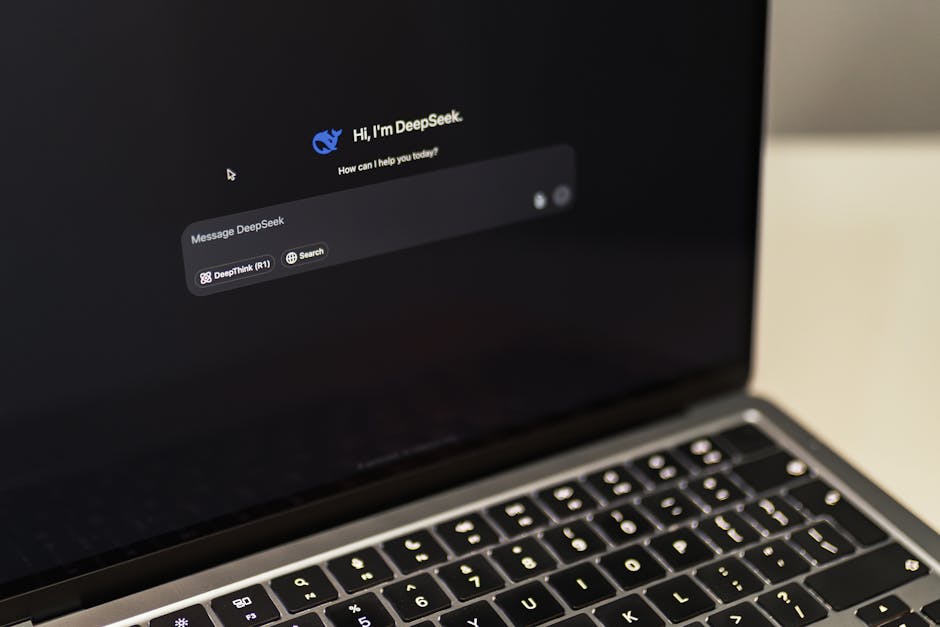 DeepSeek AI 인터페이스를 보여주는 MacBook으로 디지털 혁신을 선보입니다.